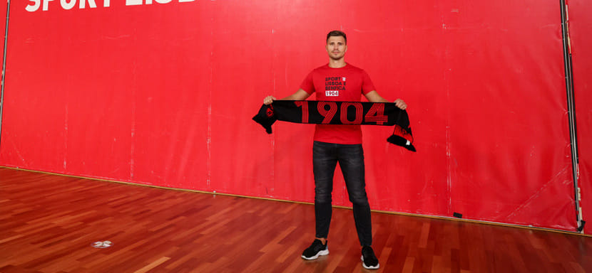 Португалия. Правый полусредний из Румынии Демис Григораш продлил контракт с "Бенфикой"