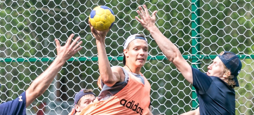 Россия. Молодёжная команда хоккейной тольяттинской "Лады" — "Ладья" — провела гандбольную тренировку (ФОТО)