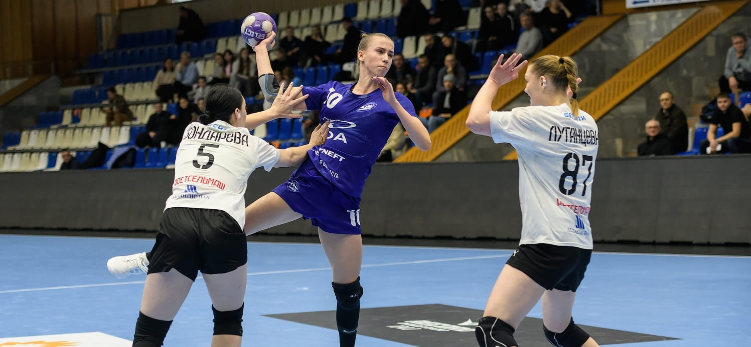 Лидер турнирной таблицы "Лада-2" уступила "Ростову-2", и еще три результата воскресенья в женской высшей лиге