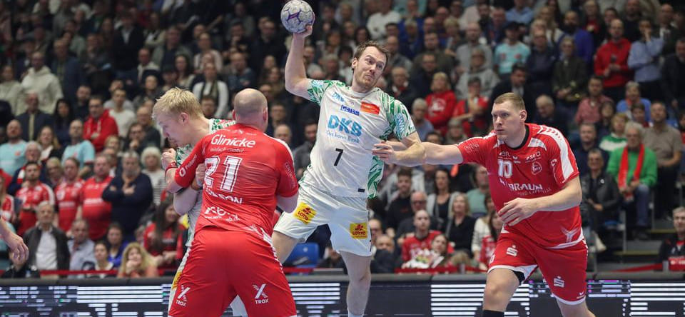 "Магдебург" выиграл на выезде у "Мельзунгена" "плюс 11", нанеся ему самое крупное поражение в сезоне, "Гуммерсбах" в гостях победил "Киль"