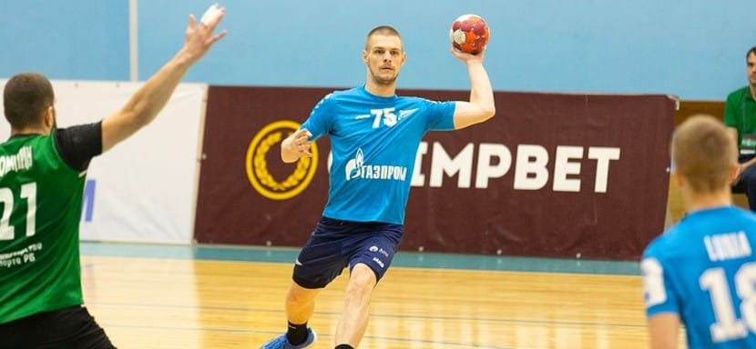 Olimpbet Суперлига. "Каустик" подписал контракт с правым полусредним Виктором Бабкиным. Три игрока волгоградского клуба завершили карьеру