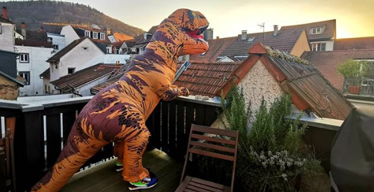 Шведский голкипер "Райн Левен" Микаэль Аппельгрен лечится от коронавируса в костюме динозавра (ФОТО)