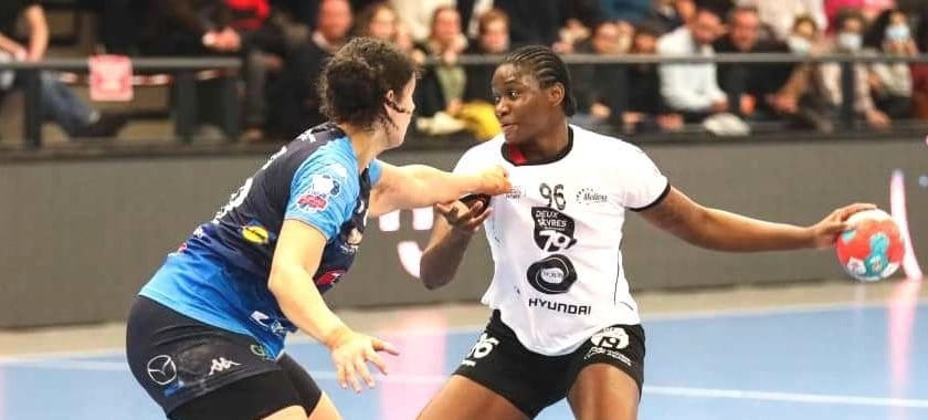 Тольяттинская "Лада" объявила о подписании контракта с 28-летней правой полусредней сборной Анголы Жоаной Фортуной да Коштой