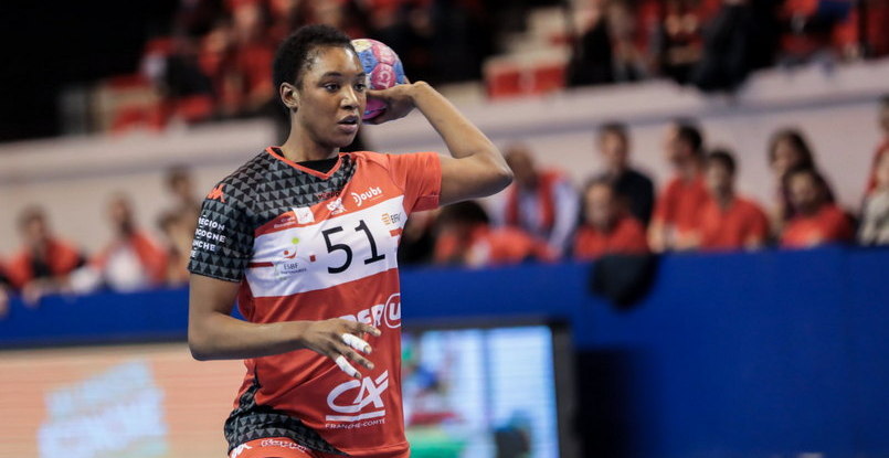 Франция. Правая полусредняя Айссату Куяте продлила контракт с "Безансоном"