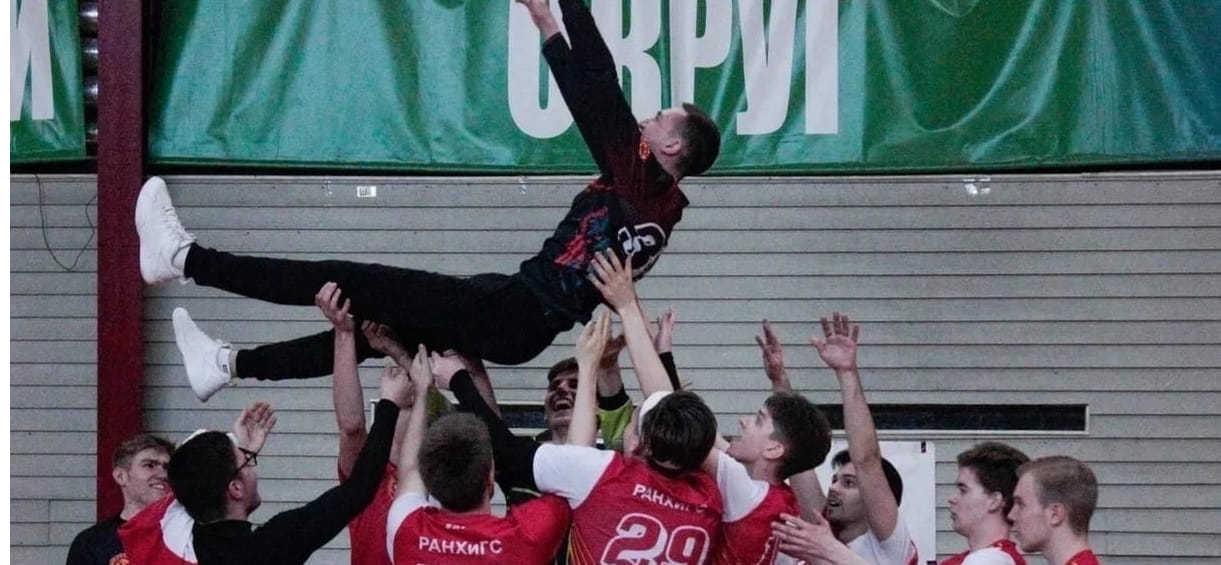 Играй, страна! Третий год московских "сенаторов": жарко на площадке, весело в соцсетях