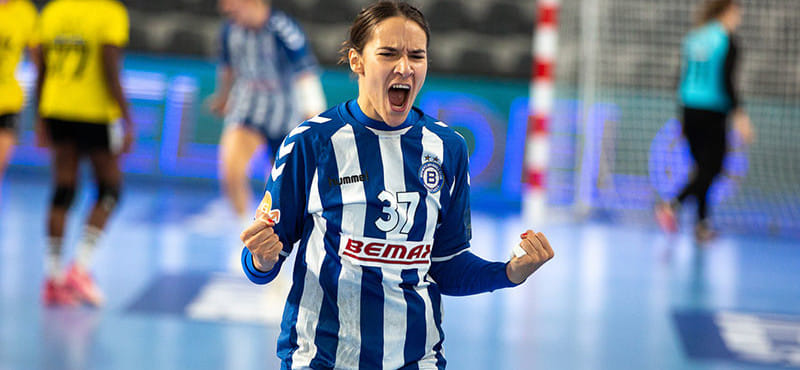 Румыния. 26-летняя правая крайняя сборной Черногории Нина Булатович в новом сезоне будет выступать за "Глорию Бистрицу"