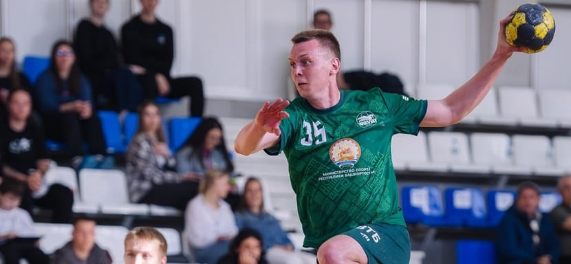 Уфимский "Акбзуат", покинувший Суперлигу, расстался с вратарём Александром Поповым и правым крайним Данилом Злыгостевым