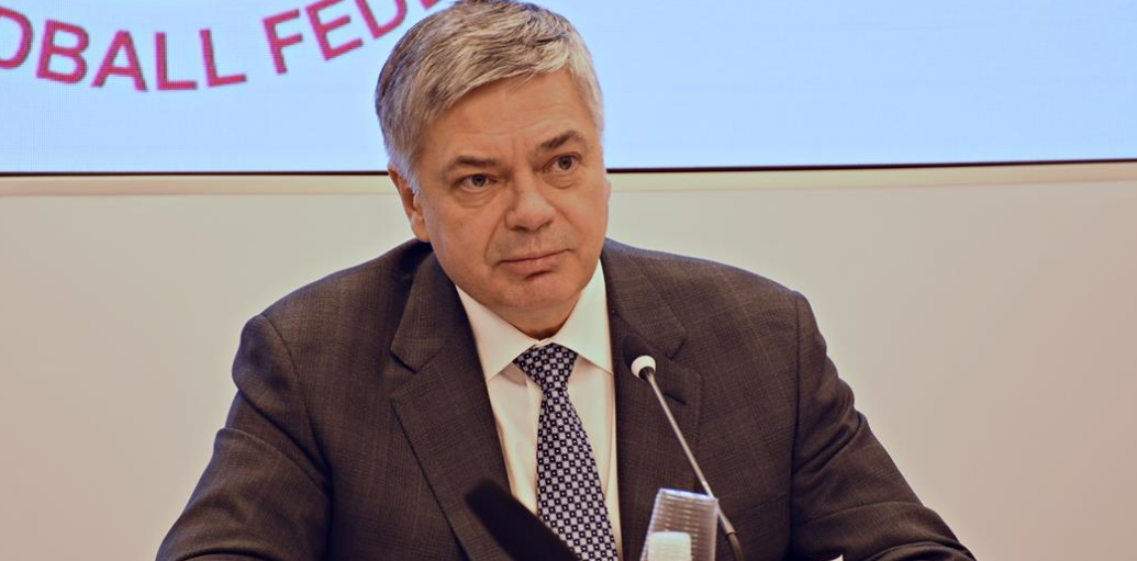 Сергей Шишкарев: "Велимир Петкович учит русский язык, рисует тактические схемы, консультируется с клубными тренерами"