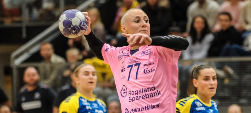 "Сторхамар" потерпел второе поражение в чемпионате Норвегии, уступив "Соле". "Ларвик" не терял очков и возглавляет таблицу