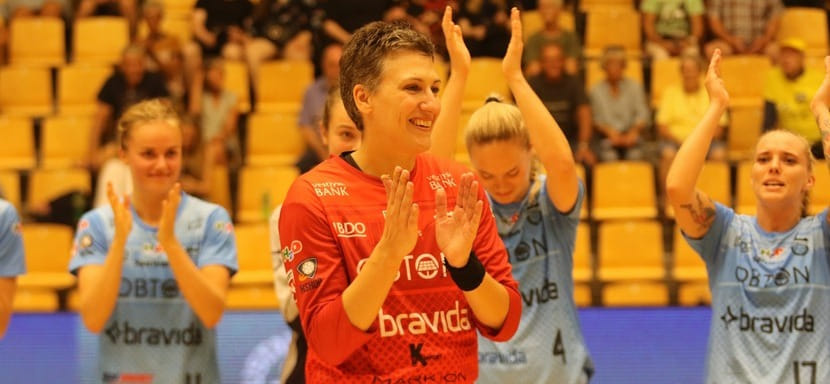 Дания. 41-летняя вратарь из Германии Забине Энглерт ещё на год продлила контракт с "Орхусом"