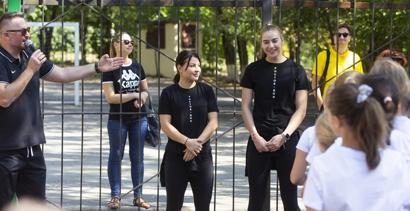 Гандболистки "Ростов-Дона" Марина Судакова и Валерия Маслова приняли участие в проекте "Гандбол в школе" (ФОТО)