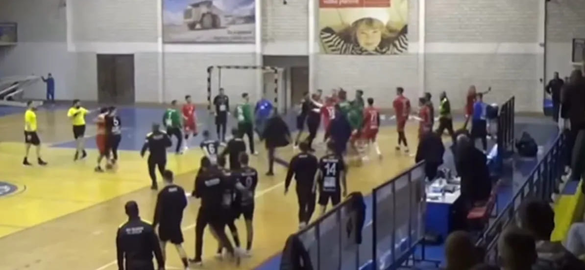 В матче Кубка Черногории произошла массовая драка. Один из игроков потерял сознание, а президент клуба чуть не лишился жизни