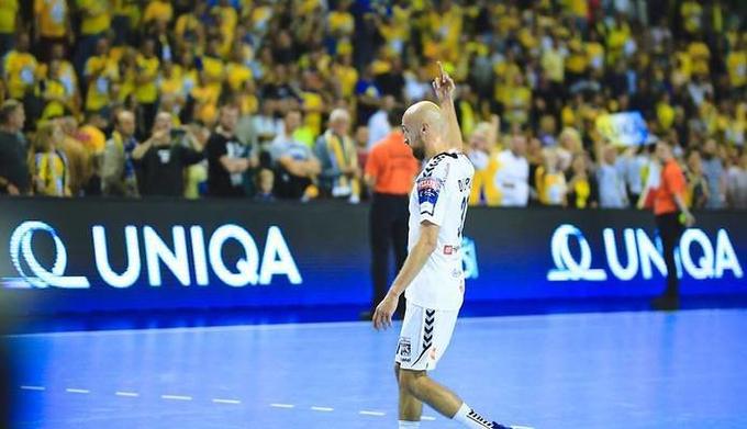 Лига чемпионов. Тимур Дибиров показал неприличный жест болельщикам "Виве" (ФОТО)