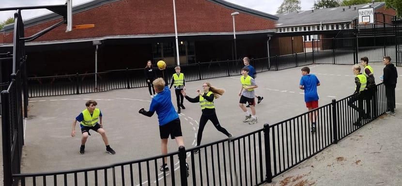 Энтузиаст из Дании популяризирует уличный гандбол! Мягкий мяч, одни ворота, никаких контактов…