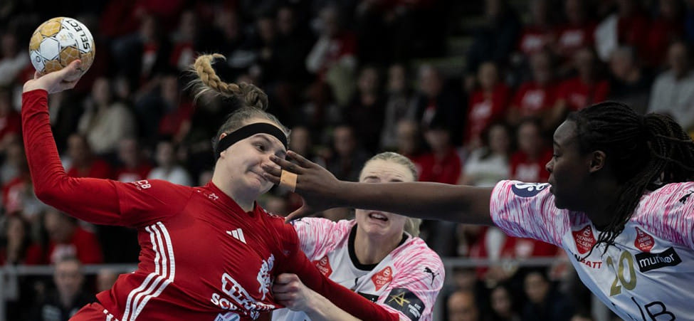 Лига чемпионов. "Кристиансанд" Анны Вяхиревой на выезде вырвал победу у "Дебрецена" в первом матче плей-офф. Россиянка забросила семь мячей