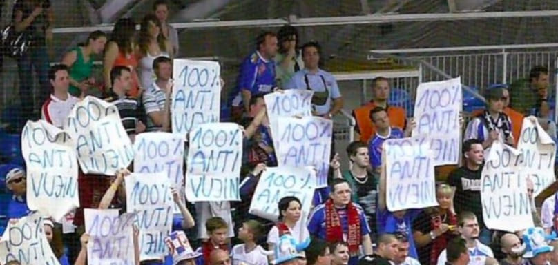 Венгрия. Фанаты "Пика" развернули кампанию против перехода в клуб сербского полусреднего Марко Вуина, который ранее выступал за "Веспрем"