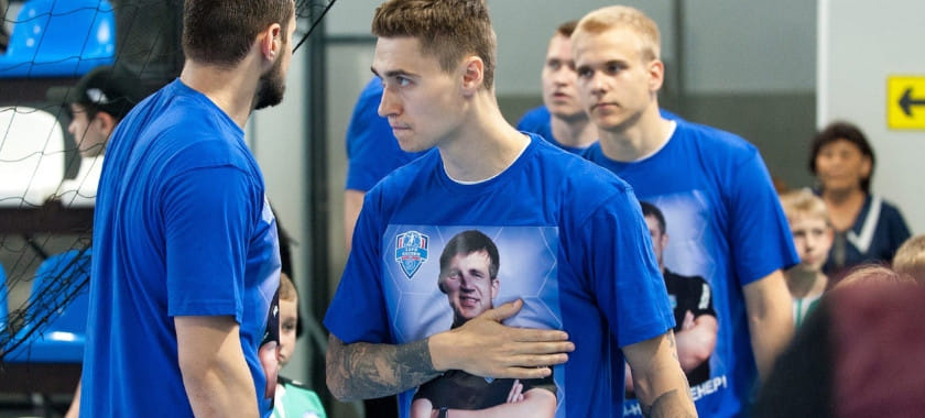 Olimpbet Суперлига. "Ты — наш тренер". Гандболисты "Динамо" вышли на матч с "Зенитом" в футболках с изображением Сергея Предыбайлова