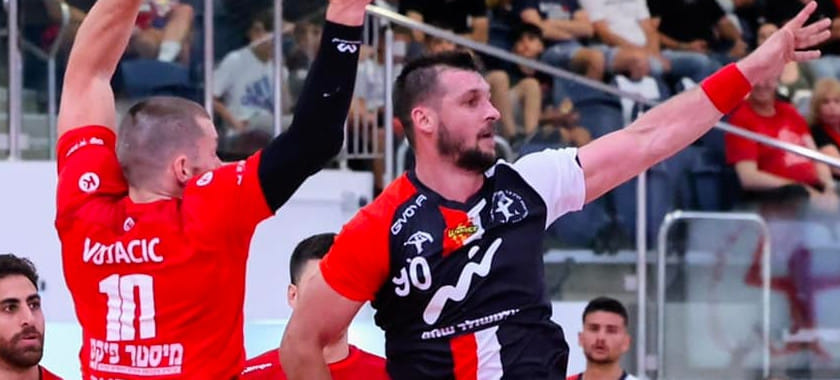 Израиль. Олег Астрашапкин: "Следили за событиями по новостям и без конца спускались в бомбоубежище. Потом решили покинуть страну"