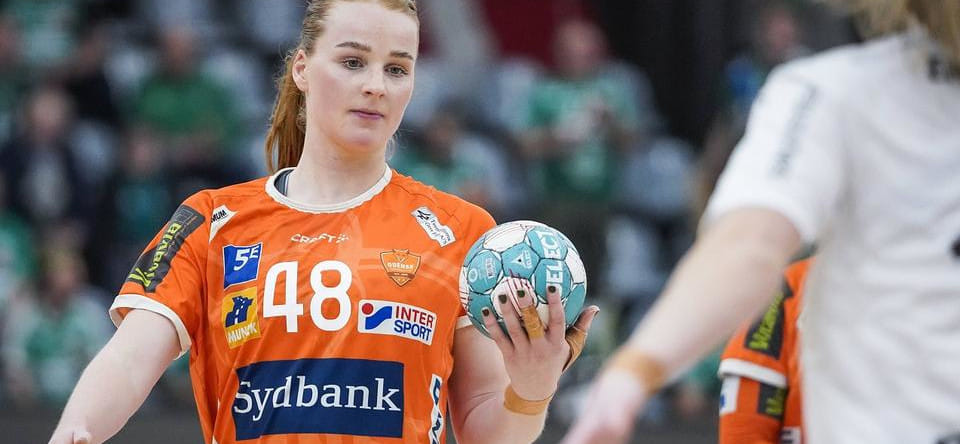 Трансферный слух. Правая полусредняя Дионе Хаусхеер перейдет из "Оденсе" в "Дьёр" вместе с главным тренером Ульриком Киркелю.