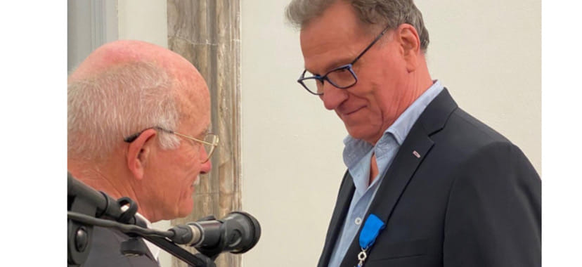 Франция. Главный тренер олимпийских чемпионок Токио-2020 Оливье Крюмбольц награжден медалью ордена "За заслуги"