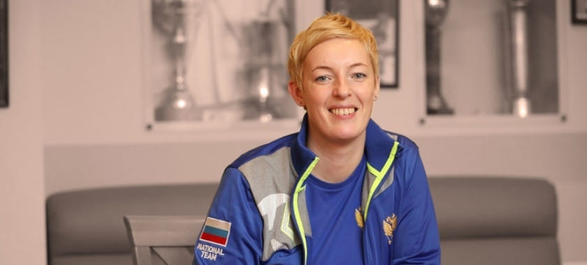 Мария Сидорова: "Первую машину я сразу затонировала. Причём такой плёнкой, что по вечерам не могла припарковаться. Приходилось окна открывать"