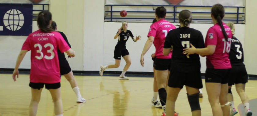 "Заря" с экс-гандболистками ЦСКА Еленой Рабазулькиной и Ладой Дудко — чемпион первой лиги. В финале обыгран "Гефест"