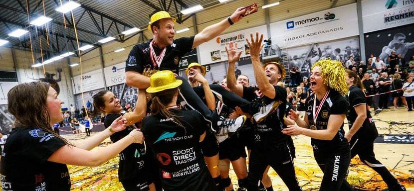 Дания. 49-летний специалист Клаус Могенсен спустя шесть лет покинет пост главного тренера "Копенгагена"