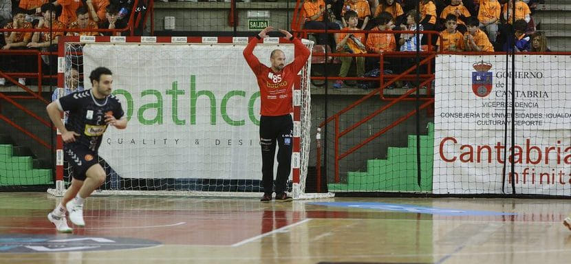 Испания. "Торрелавега" продлила контракты с вратарями Миле Миюшковичем и Карлосом Калле