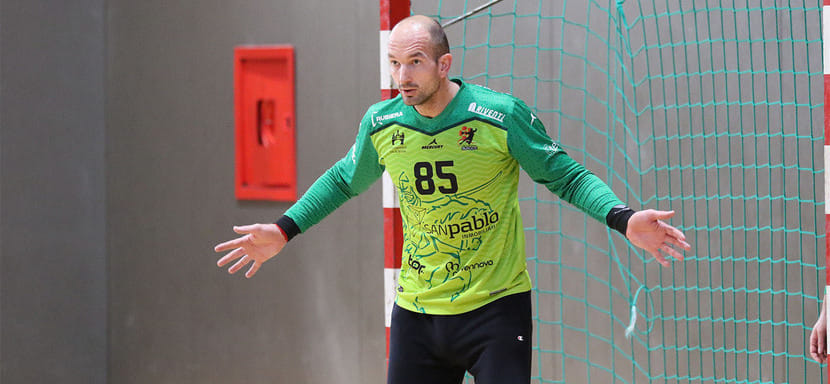 Голкипер сборной Черногории Миле Миюшкович продлил контракт с испанским "Бургосом" (Д2), куда перешел россиянин Руслан Дашко