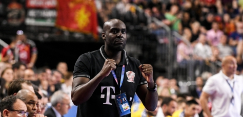 Венгрия. Давид Давис будет тренировать "Веспрем" до 2023 года — контракт с испанским тренером продлен на три года