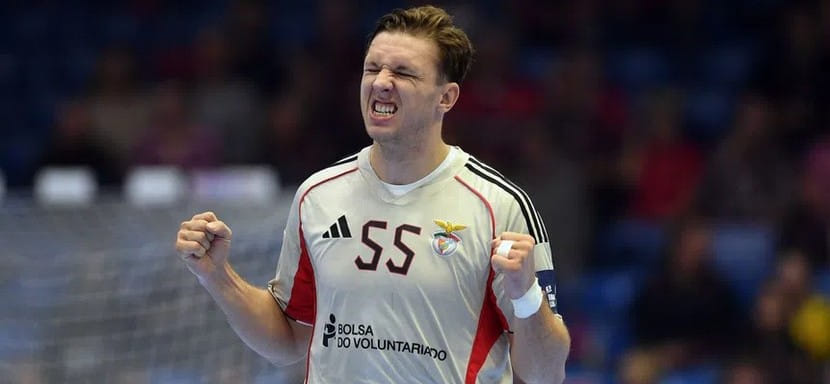 Белорусский правый крайний "Бенфики" Никита Вайлупов получил необходимые документы и сегодня должен прибыть в Португалию