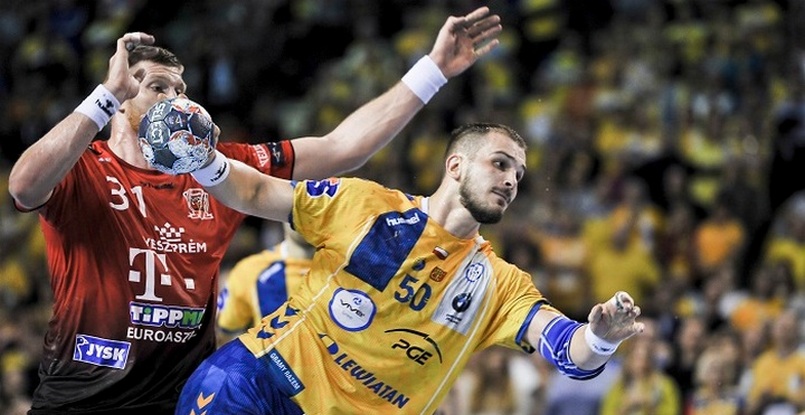 Польша. Белорусский линейный "Виве" Артем Королек познакомил болельщиков команды с русским языком (ВИДЕО)