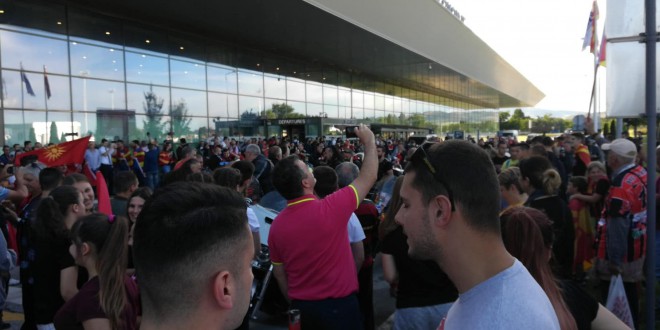 Балканы. Скопье готовится встречать победителей Лиги чемпионов. В аэропорту македонской столицы собралось уже три тысячи человек