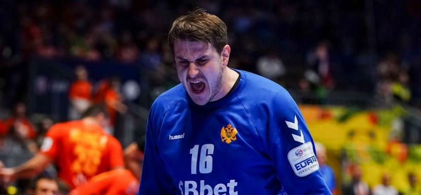 ЧЕ-2022. Сэйв Небойши Симича головой в матче Черногория — Словения признан лучшим спасением по итогам понедельника (ВИДЕО)