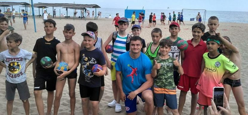 Украина. Капитан "Мотора" Захар Денисов провел мастер-класс для юных гандболистов из Черноморска