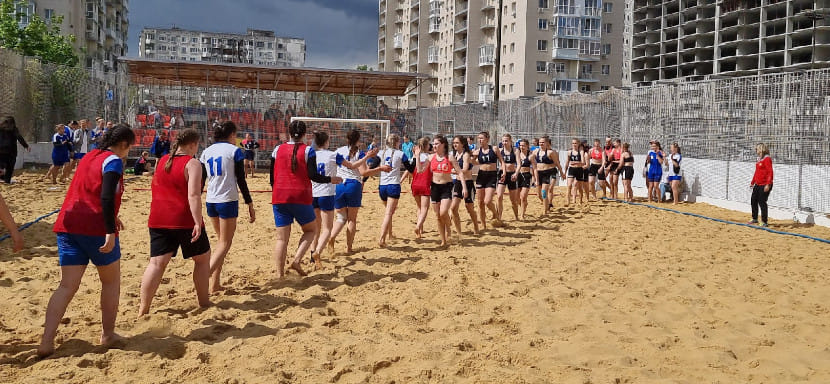 Пляжный гандбол. В Волгограде стартовал первый турнир сезона-2023 — девичье первенство-2006. В соревнованиях принимают участие 8 команд
