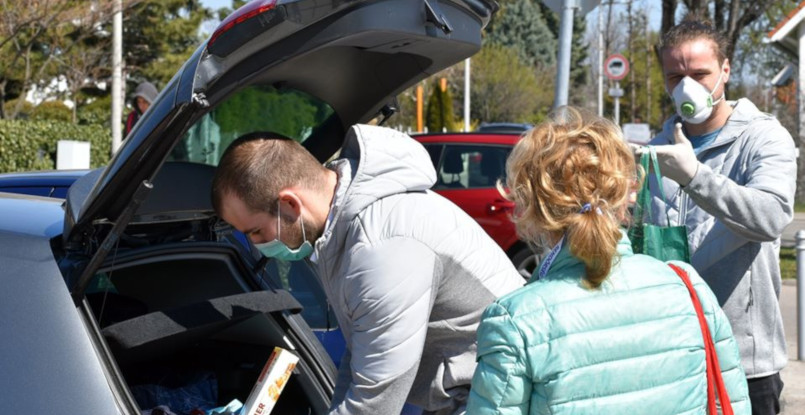 Коронавирус. Гандболисты венгерского "Балатонфюреда" помогают социальной службе развозить продукты пожилым людям