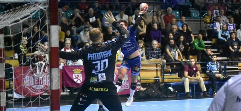 Испания. Сэйв белорусского голкипера Дмитрия Потоцкого из "Навы" в матче с "Куэнкой" признан лучшим в двадцать девятом туре (ВИДЕО)