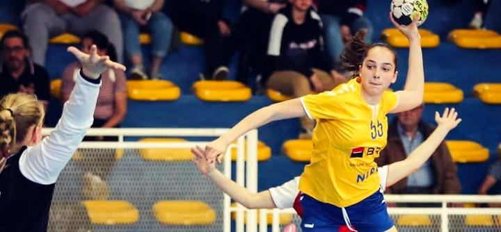 ЧМ-2021. Еще одна серьезная травма на турнире. Гандболистку сборной Румынии Оану Борш увезли на носилках во время матча с иранками (ВИДЕО)