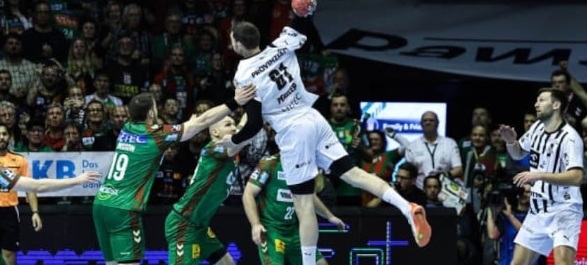 Хендрик Пекелер о своём заброшенном мяче с девяти метров в матче с "Магдебургом": "На молодёжном уровне я играл в задней линии"