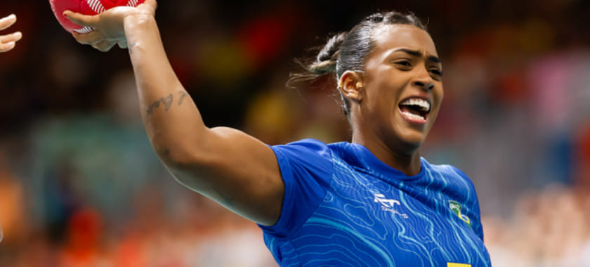 Женская сборная Бразилии завершила групповой этап крупной победой над командой Анголы и пробилась в четвертьфинальный раунд