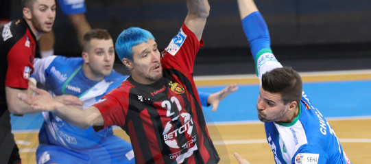 Российский линейный Глеб Калараш шокировал болельщиков новым образом в матче "Вардара" против "Еурофарма". Он вам не блондин...