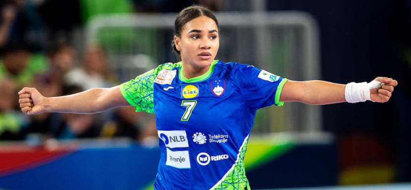 Разыгрывающая сборной Словении Элизабет Оморегье отказывается продлевать контракт с "Бухарестом" и может продолжить карьеру в "Ференцвароше" Дмитриевой