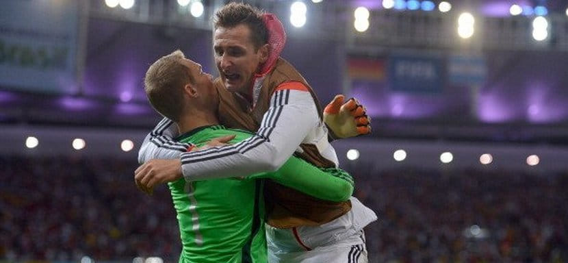 Два чемпиона мира по футболу посетили матч первого тура гандбольной бундеслиги