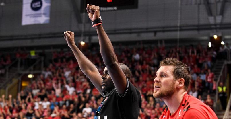 Венгрия. Главный тренер "Веспрема" Давид Давис: "Игрокам будет непросто восстановить не только физические кондиции, но и психологические"