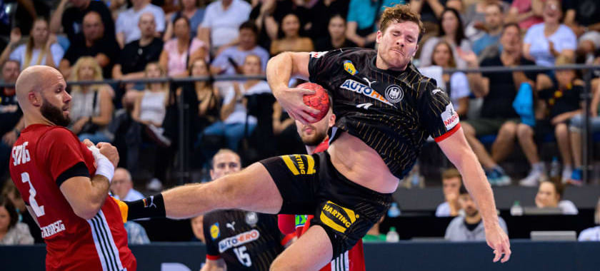 Сборная Германии оказалась сильнее команды Венгрии. К перерыву немцы вели семь мячей