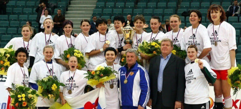 Розы от фанатов "Зенита", афоризмы Трефилова и "Катюша" на трибунах. 20 лет победе сборной России на домашнем ЧМ