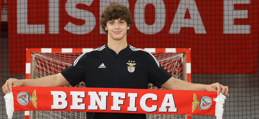 Португалия. 19-летний левый полусредний национальной сборной Габриэл Кавалканти вернулся в "Бенфику"