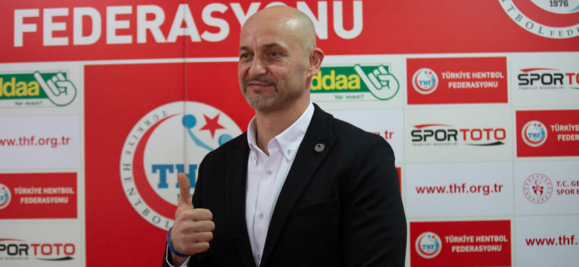 51-летний румынский специалист Костикэ Бучески, уволенный из "Кастамону", возглавил женскую сборную Турции