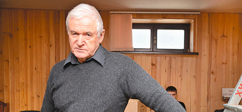 "За рубежом в тренере из "Команды" увидели генсека Брежнева". Интервью с автором пьесы о гандболе